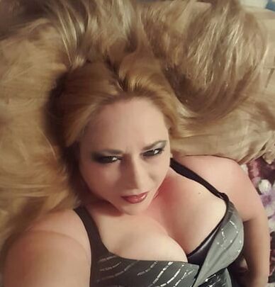 Busty chav mum cant have enough makeup