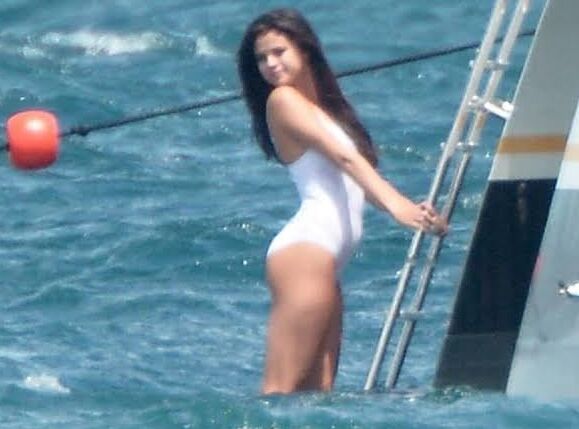 Selena gomez hot