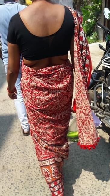 Aunt saree hip folds