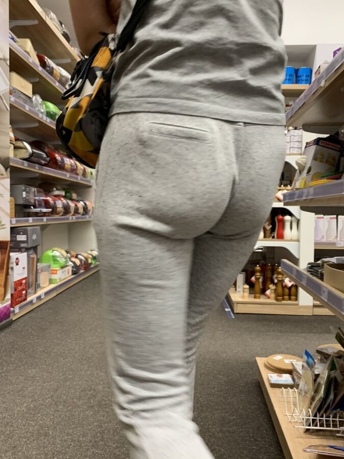 Milf mature cameltoe and nice ass