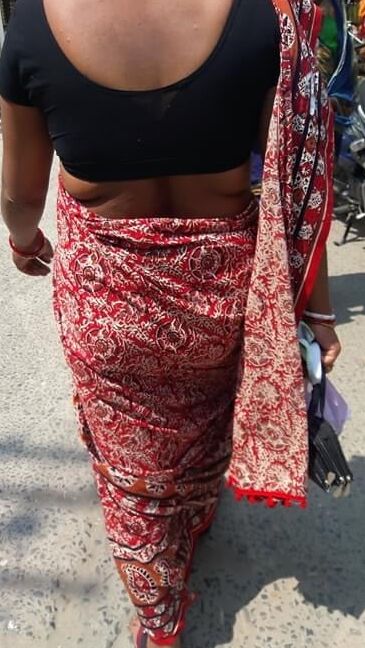 Aunt saree hip folds