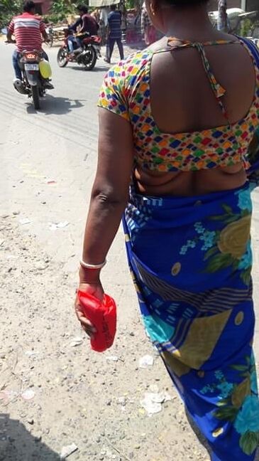 Aunt saree hip folds
