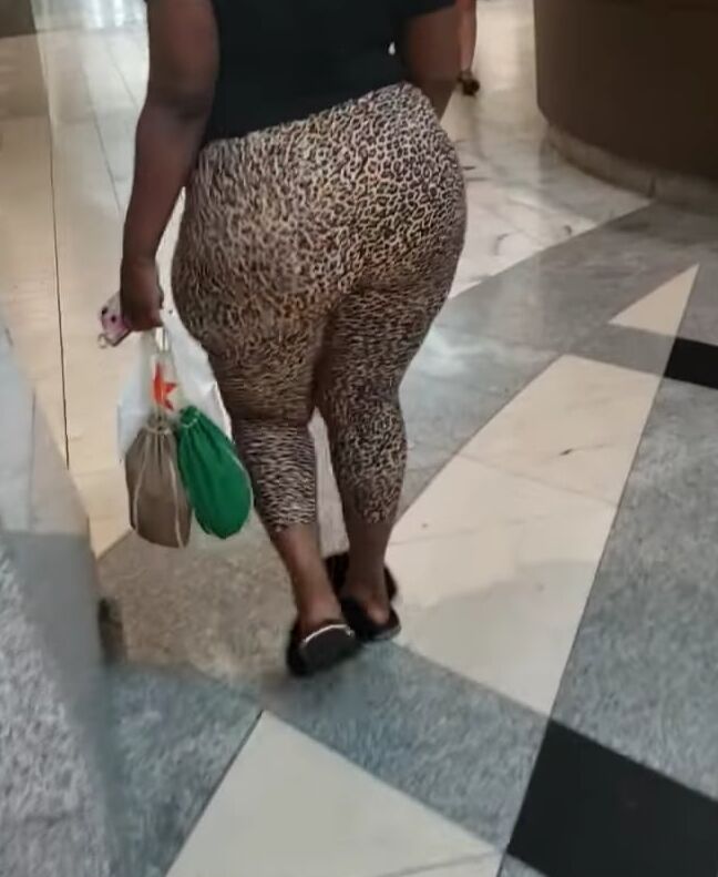 Fat ass booty at the mall