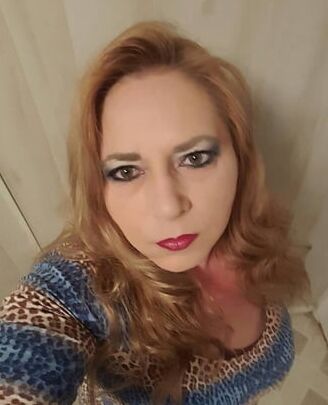Busty chav mum cant have enough makeup