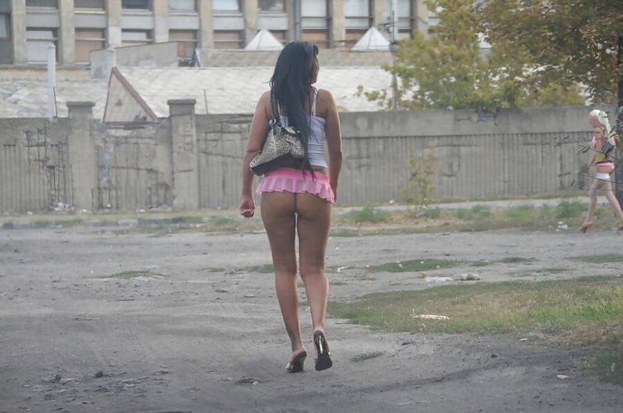 Amateur sluts have their asses on show