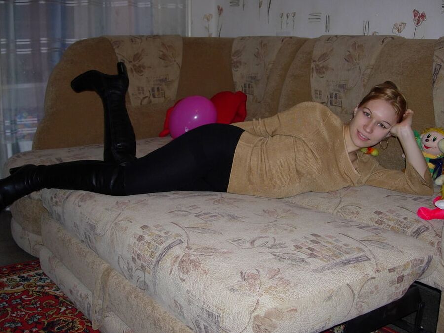 young mom bolnde bshoot in front of