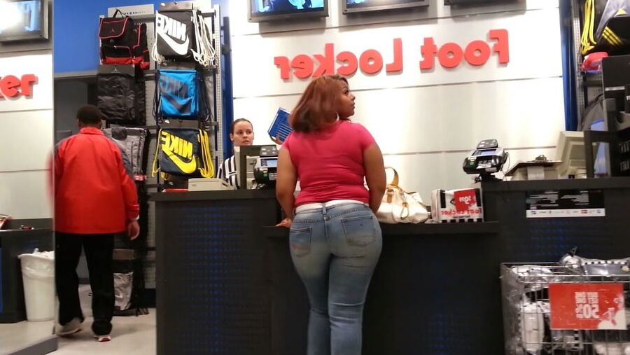 Sexy ass Latina Milf