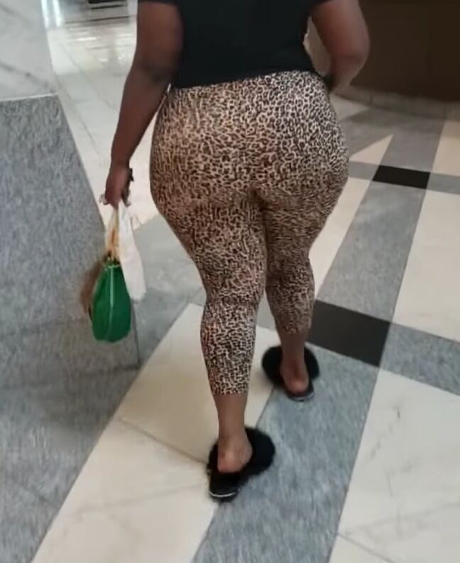 Fat ass booty at the mall