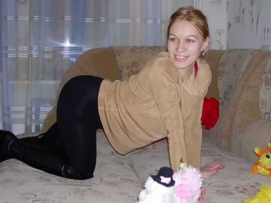 young mom bolnde bshoot in front of