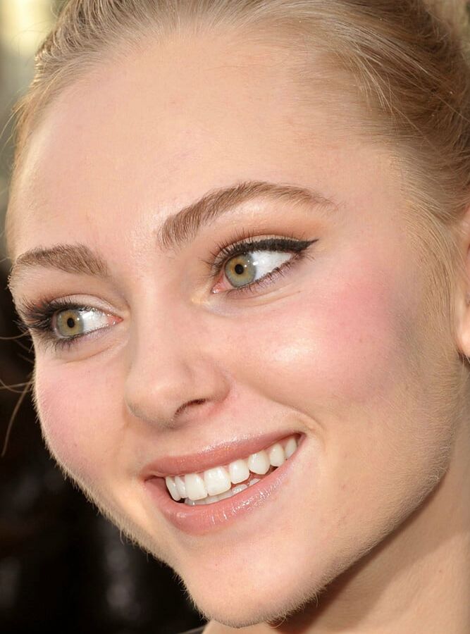 ANNASOPHIA ROBB
