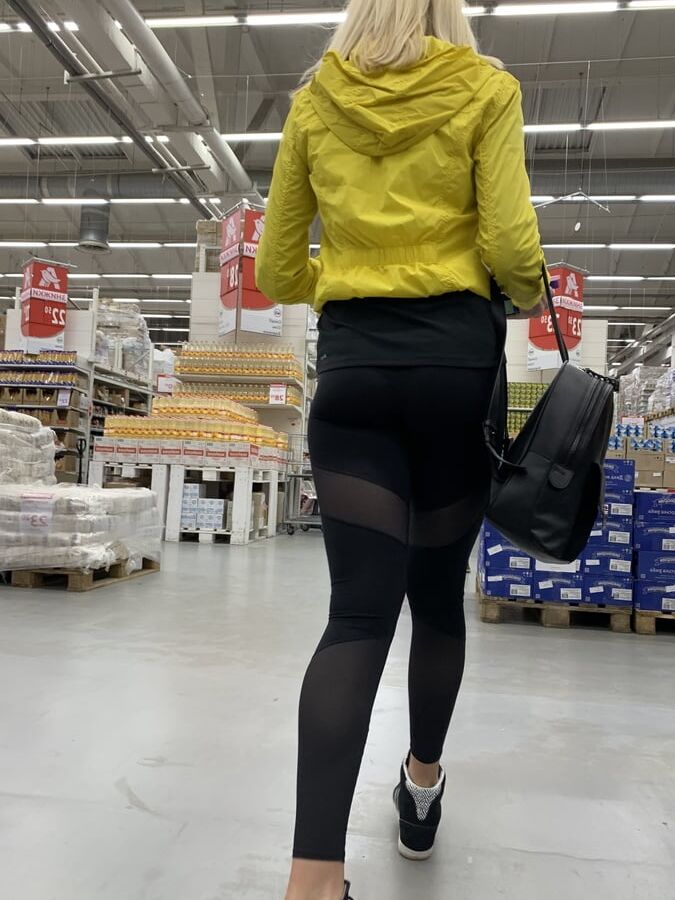 Perfect ass in leggings