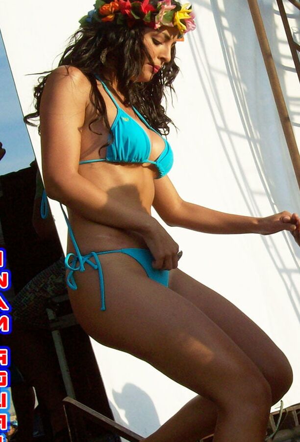 Edecan modelando bikini
