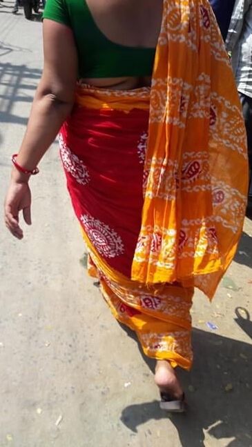 Aunt saree hip folds