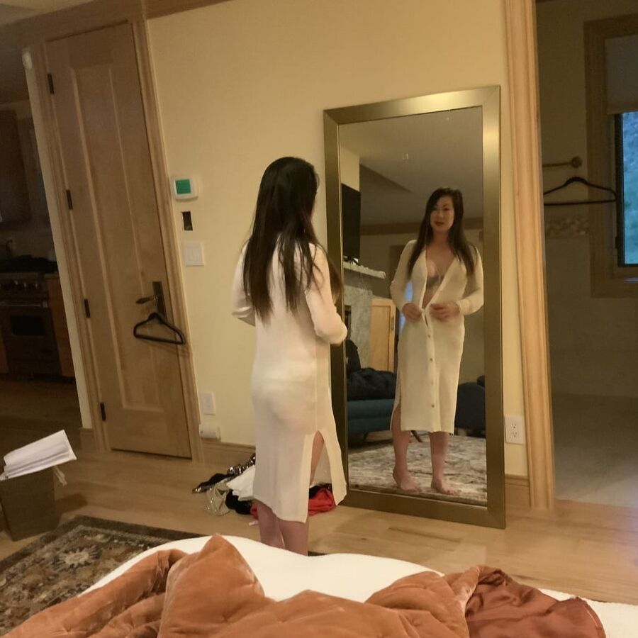 Sexy Asian MILF Loves to Be Photo