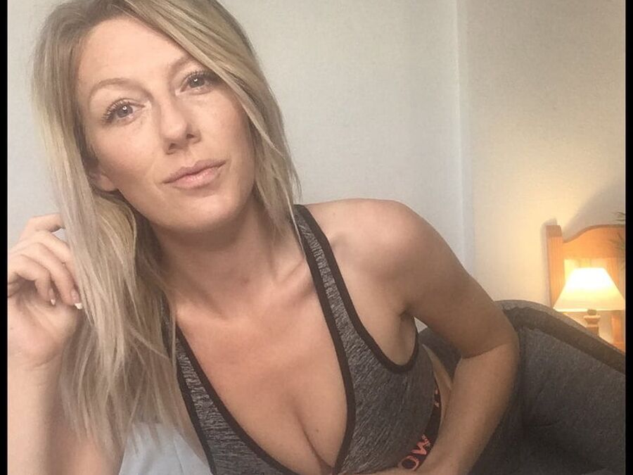Women Need Exposure - Hot UK Blonde