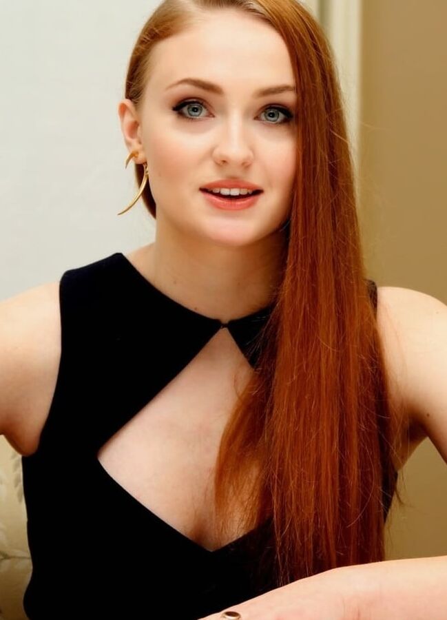 SOPHIE TURNER PICTURES