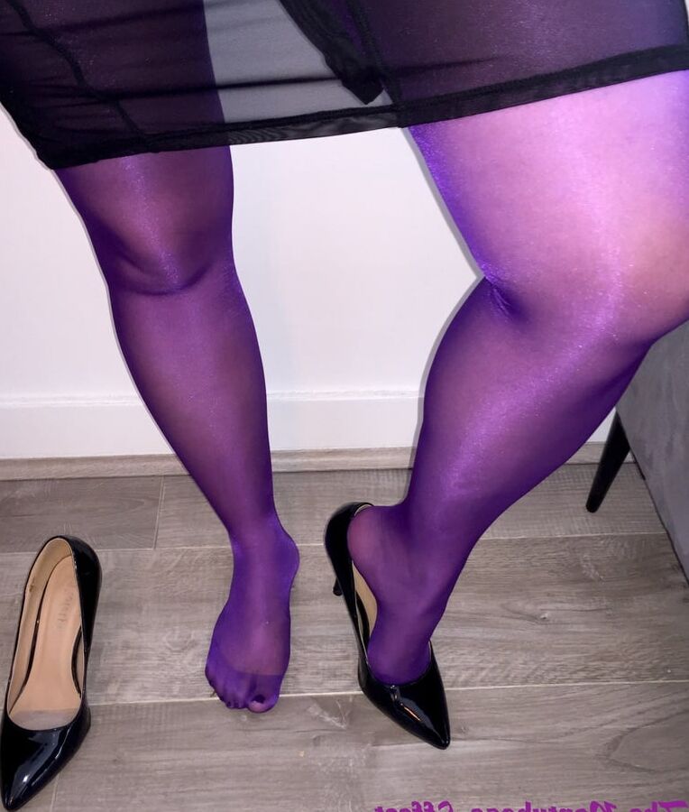 Gorgeous babes in pantyhose