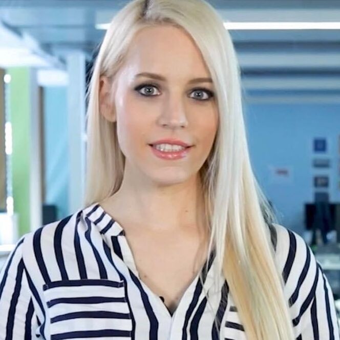 TV Moderatorin Carolin Bluechel