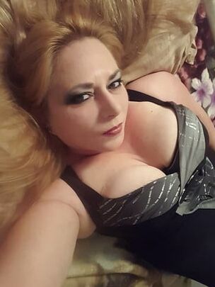 Busty chav mum cant have enough makeup