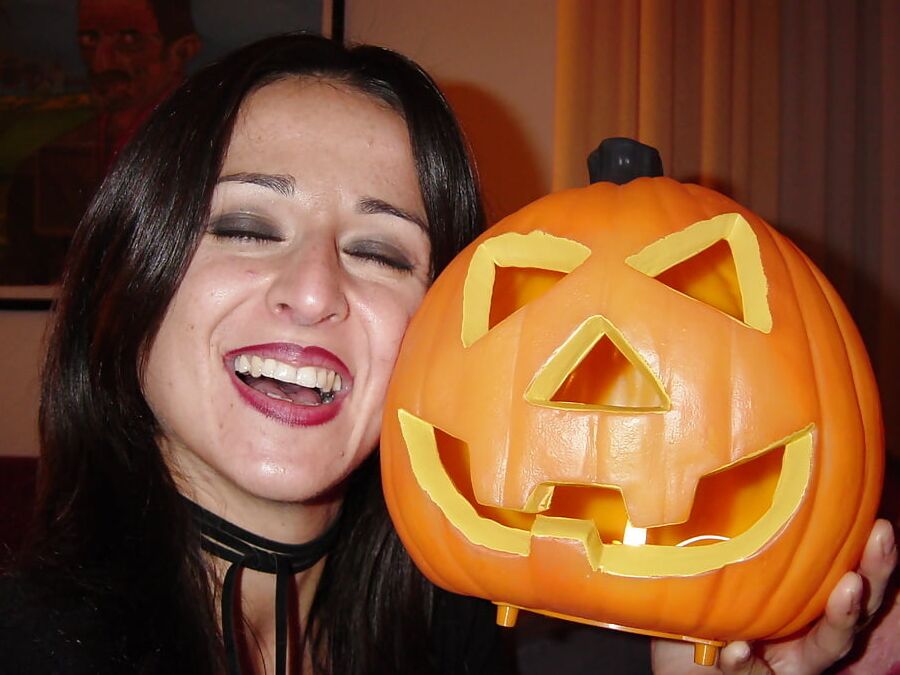 Italian brunette Milf mom Paola exposed from milano