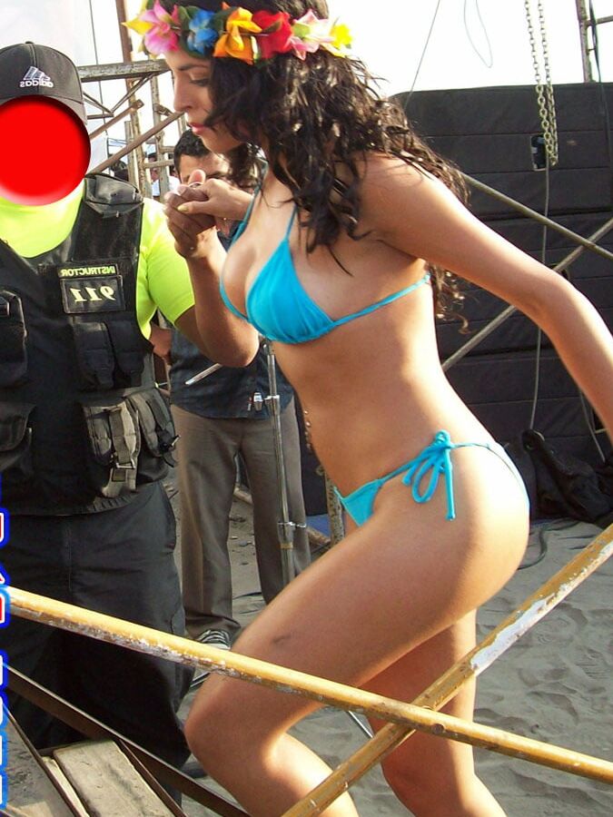 Edecan modelando bikini