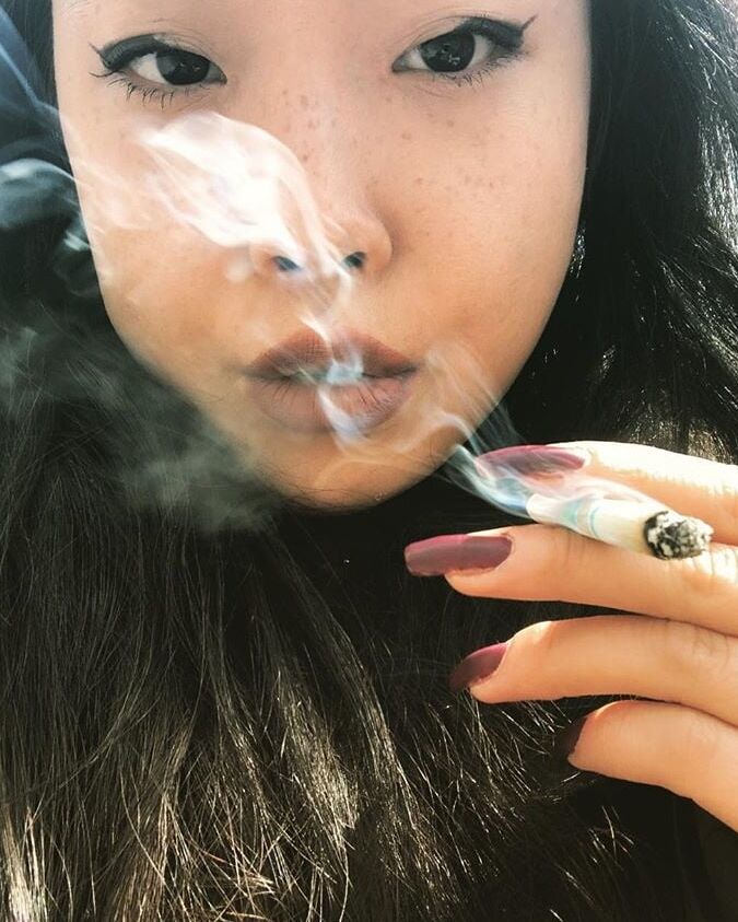 AZN HOTTTSMoking bitch