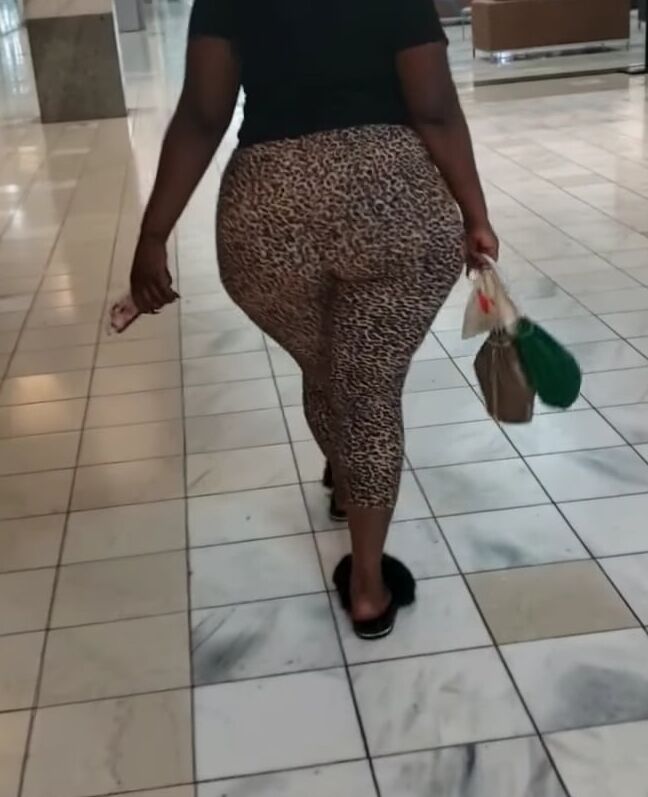 Fat ass booty at the mall