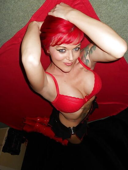 DYDED HAIR PETITE MILF