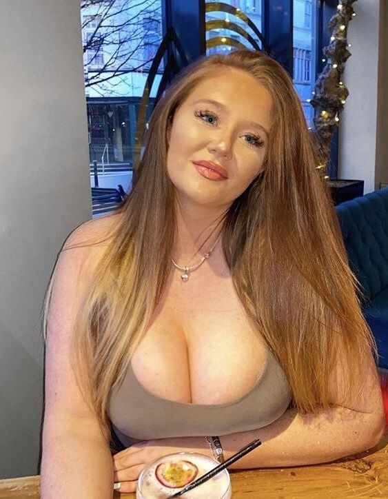 Amateur tits and clevage