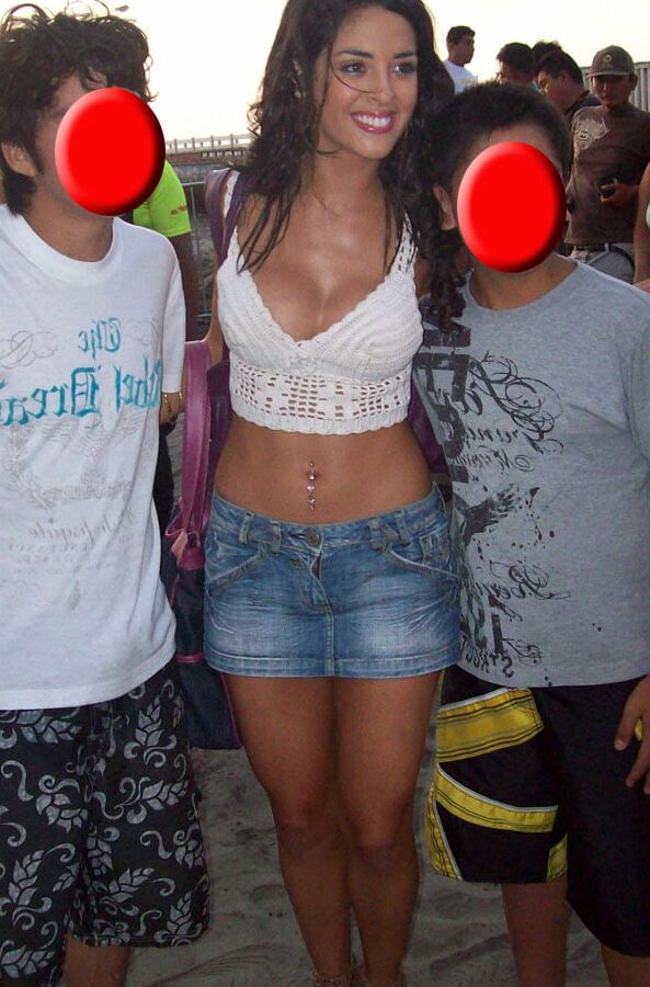 Edecan modelando bikini