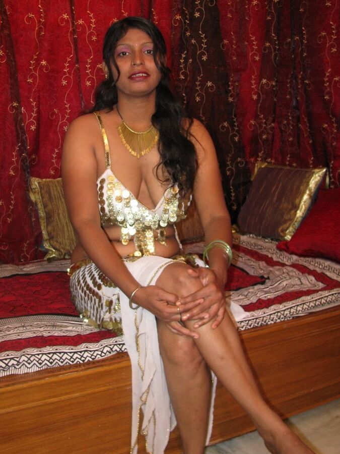 Indian aunty gets naked and spreads