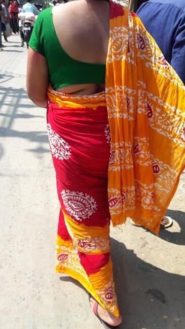Aunt saree hip folds