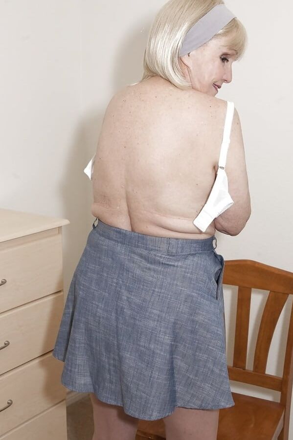 Lola Lee in der blauen Bluse mit nackten Strumpfhosen-Pantol