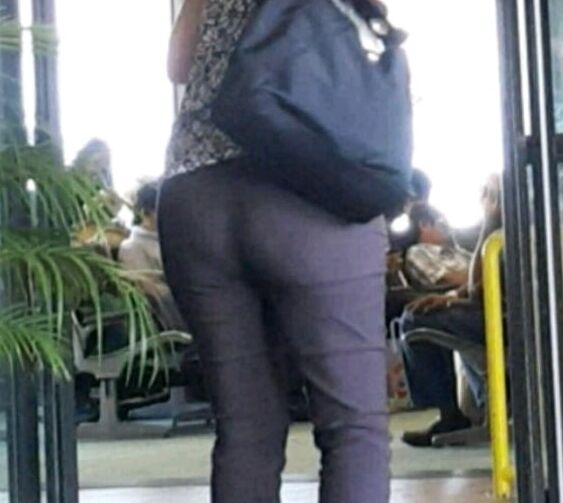 Voyeur sexy feet, legs and asses