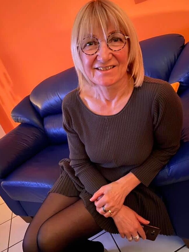 Geile alte Vergwaltigungs Matratze in Nylons