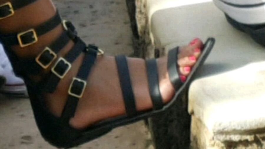 Voyeur sexy feet, legs and asses