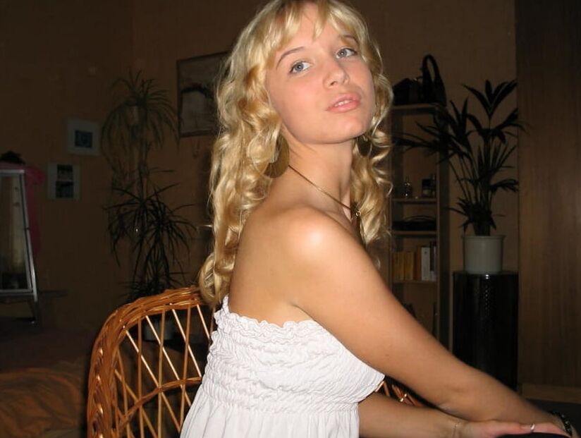 Amateur gorgeous blonde