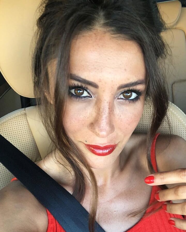 Sexy Turkish actress Merve Oflaz