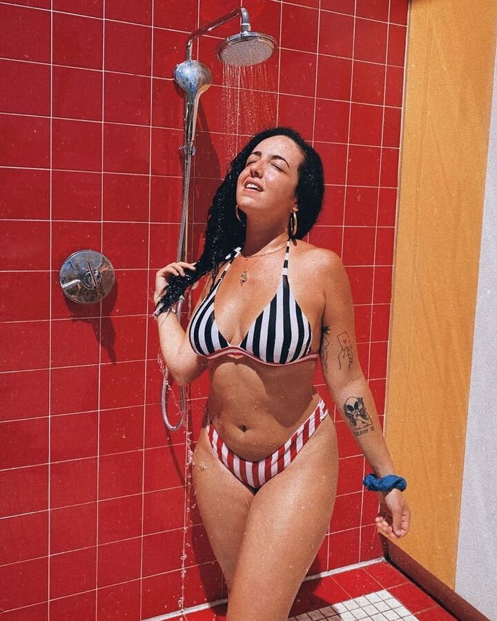 Shera Kerienski - Un gros cul et une grosse poitrine