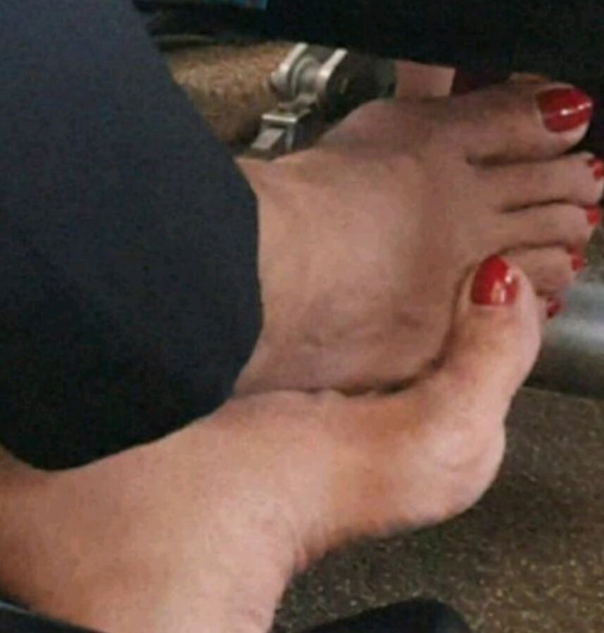 Voyeur sexy feet, legs and asses