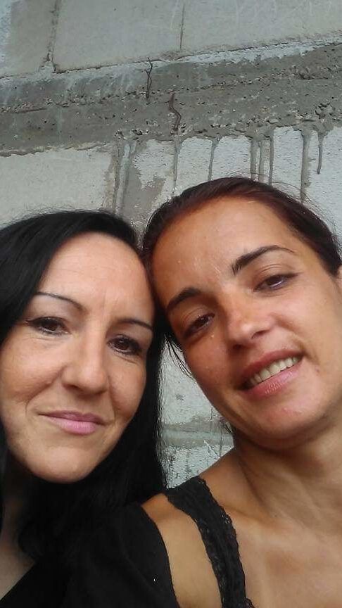 Natasa i Sanela razvedene drolje zeljne mladjeg kurca SLUT