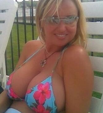 Amateur tits and clevage