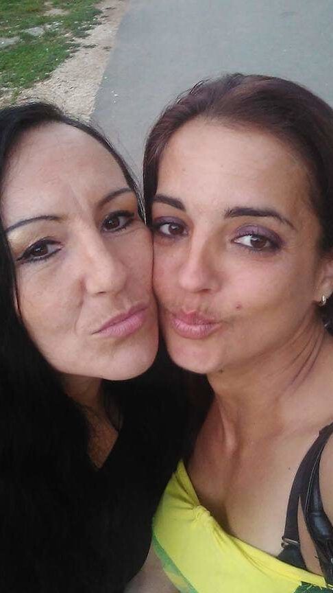 Natasa i Sanela razvedene drolje zeljne mladjeg kurca SLUT