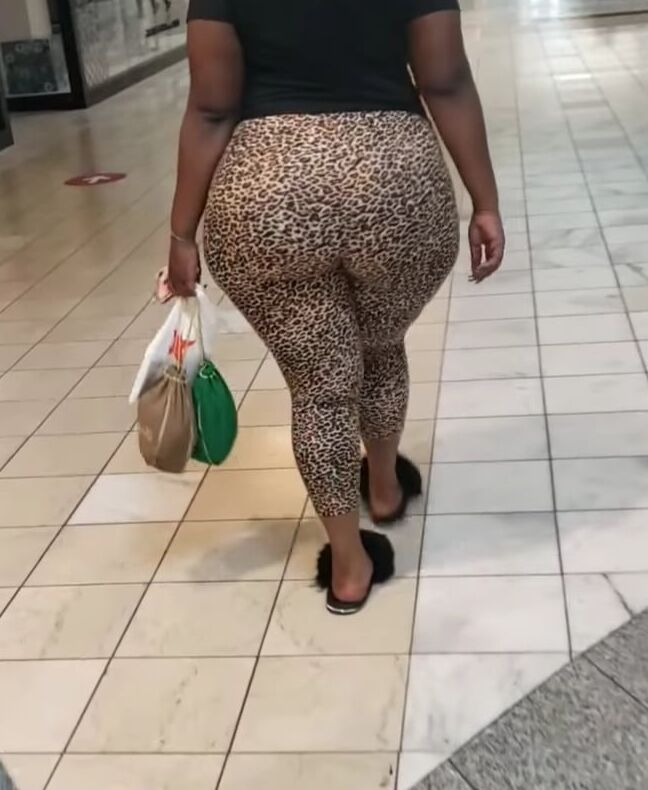 Fat ass booty at the mall