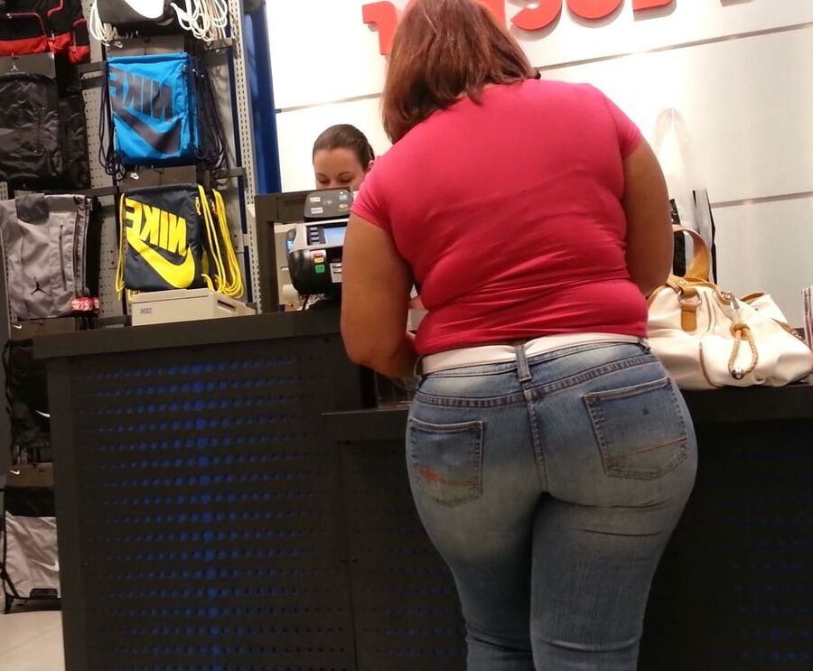 Sexy ass Latina Milf