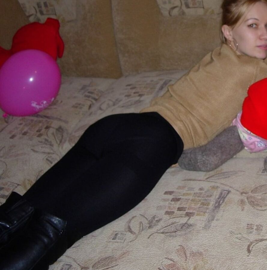 young mom bolnde bshoot in front of