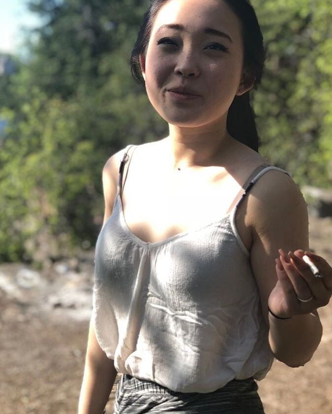 AZN HOTTTSMoking bitch