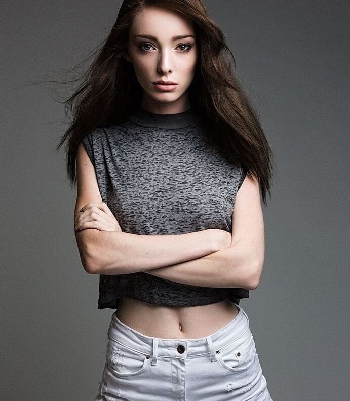 Emma Dumont tiny dancer