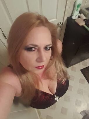 Busty chav mum cant have enough makeup