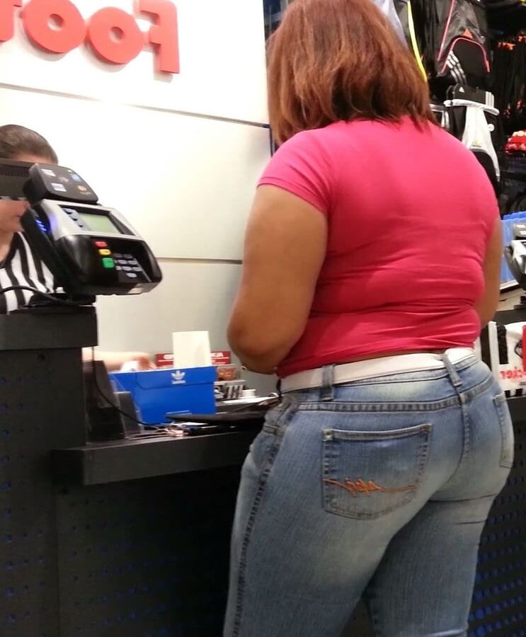 Sexy ass Latina Milf